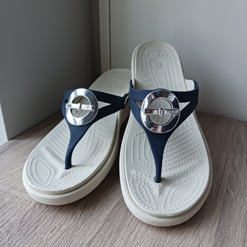 🌷 Crocs Sanrah Wedge Flip Flop Sandals